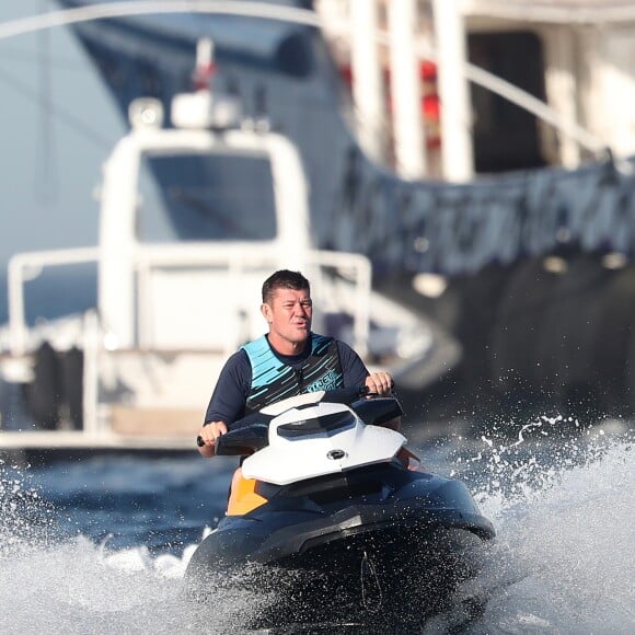 James Packer, le fiancé de Mariah Carey, fait du jet ski dans le golfe de Saint-Tropez, le 19 juillet 2016.