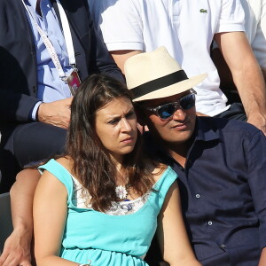 Marion Bartoli et son compagnon (voir vendeurs) très amoureux dans les tribunes lors de la demi-finale des Internationaux de tennis de Roland-Garros à Paris, le 5 juin 2015.