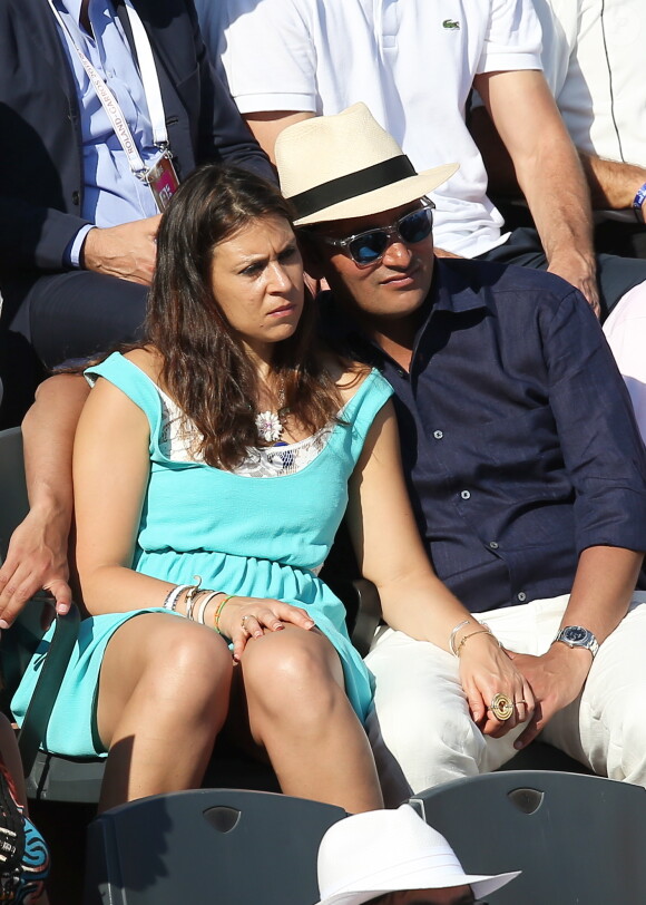Marion Bartoli et son compagnon (voir vendeurs) très amoureux dans les tribunes lors de la demi-finale des Internationaux de tennis de Roland-Garros à Paris, le 5 juin 2015.
