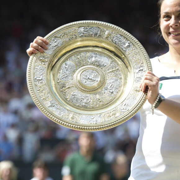 Marion Bartoli a remporte son tout premier succes en grand chelem en disposant de l'Allemande Sabine Lisicki 6-1, 6-4 en finale de Wimbledon a Londres Le 6 juillet