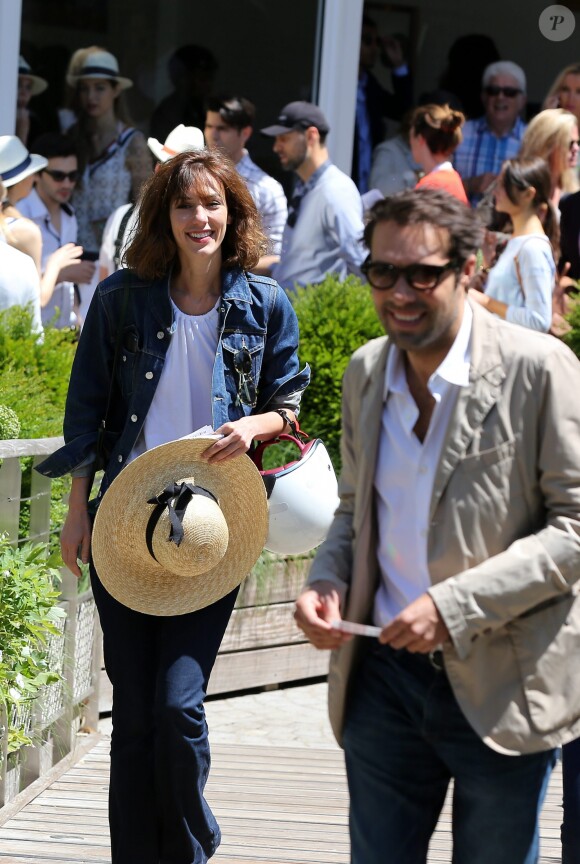 Doria Tillier et son compagnon Nicolas Bedos  dans le village lors de la finale du tournoi de tennis de Roland-Garros à Paris, le 6 juin 2015.