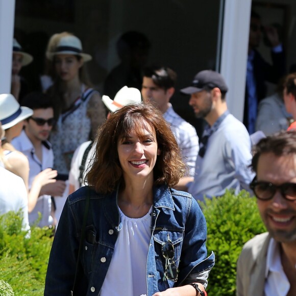 Doria Tillier et son compagnon Nicolas Bedos  dans le village lors de la finale du tournoi de tennis de Roland-Garros à Paris, le 6 juin 2015.