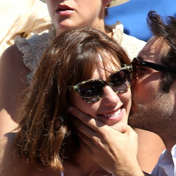 Doria Tillier et son compagnon Nicolas Bedos dans les tribunes lors de la finale des Internationaux de tennis de Roland-Garros à Paris, le 6 juin 2015