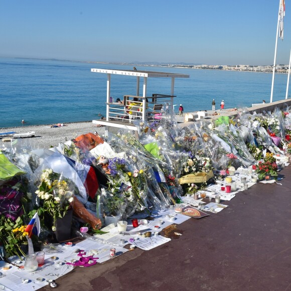 Illustration de la Promenade des Anglais à Nice, où de nombreux mémoriaux se sont érigés en hommage aux 84 victimes de l'attentat du 14 juillet. Le 20 juillet 2016 © Lionel Urman / Bestimage