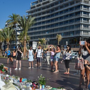 Illustration de la Promenade des Anglais à Nice, où de nombreux mémoriaux se sont érigés en hommage aux 84 victimes de l'attentat du 14 juillet. Le 20 juillet 2016 © Lionel Urman / Bestimage