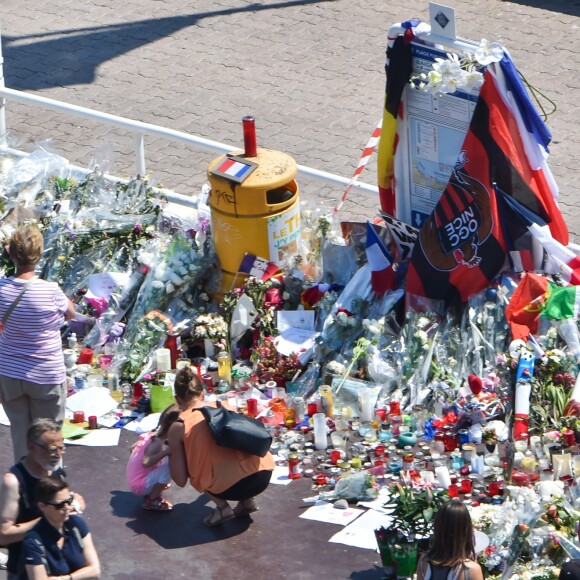 Hommage aux victimes de l'attentat de la Promenade des Anglais a Nice qui a fait 84 morts, à Nice le 19 juillet 2016. © Lionel Urman/Bestimage  Tribute to the victims of the bombing of the Promenade des Anglais which made 84 died in Nice, on July 19 2016.19/07/2016 - Nice