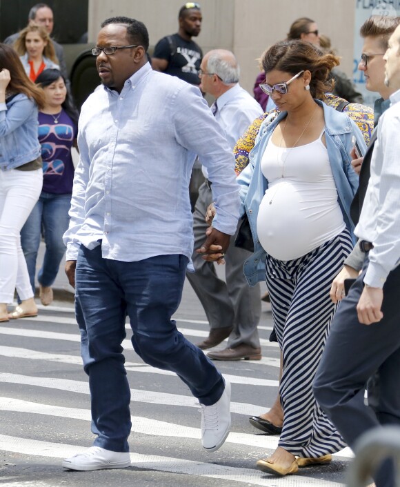 Bobby Brown et sa femme Alicia Etheredge, enceinte, se baladent main dans la main à Times Square à New York le 13 juin 2016.