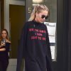 Rita Ora quitte son appartement dans le quartier de Tribeca à New York, habillée d'un pull (porté en robe, collection automne 2016) et de chaussures (collection printemps 2016) Vetements. Le 19 juillet 2016.