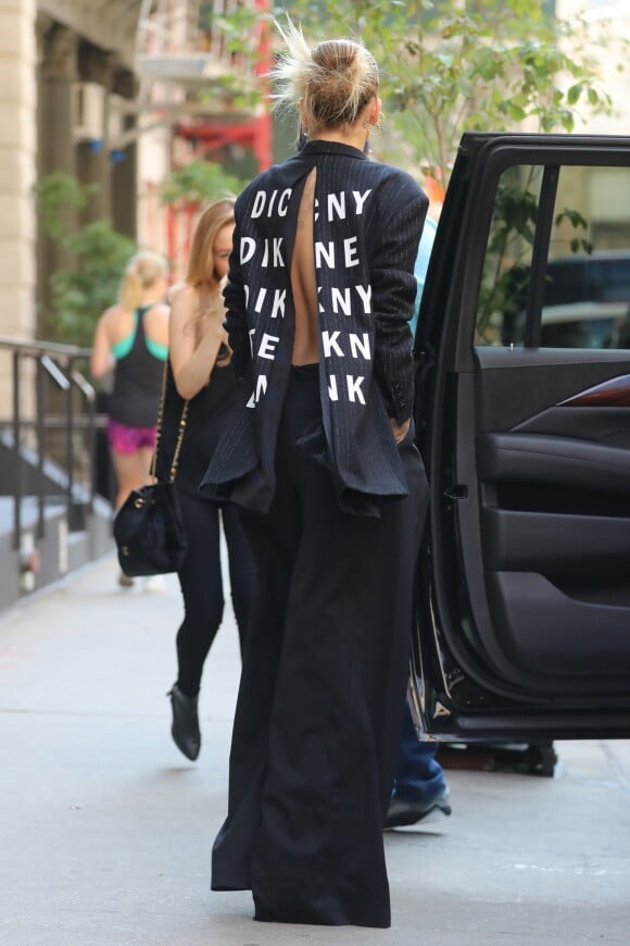Rita Ora à New York, porte une tenue DKNY (collection automne-hiver 2016). Le 21 juillet 2016.