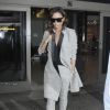 Victoria Beckham arrive à l'aéroport de LAX à Los Angeles, toute de Victoria Beckham vêtue et chaussée de sandales Manolo Blahnik. Le 16 juillet 2016.