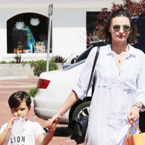 Miranda Kerr de sortie avec son fils Flynn à Malibu, porte une robe-chemise rayée Rails, un sac Céline et des baskets rag & bone. Le 16 juillet 2016.