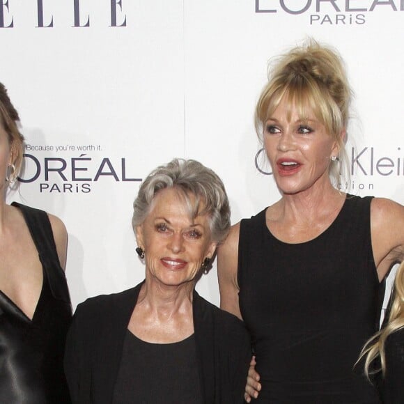 Melanie Griffith, sa mère Tippi Hedren, et ses filles Dakota Johnson et Stella Banderas - La 22ème soirée annuelle "ELLE Women in Hollywood" à Beverly Hills, le 19 octobre 2015.