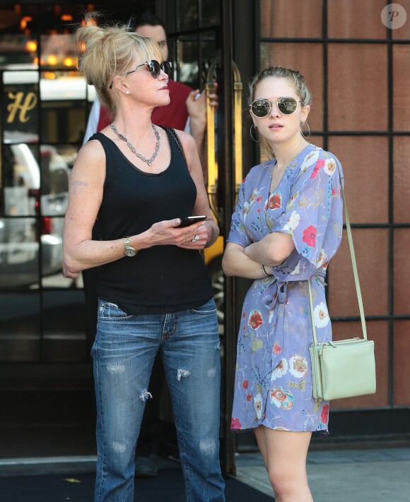 Melanie Griffith et sa fille Stella Banderas quittent leur hôtel à New York Le 28 Août 2015