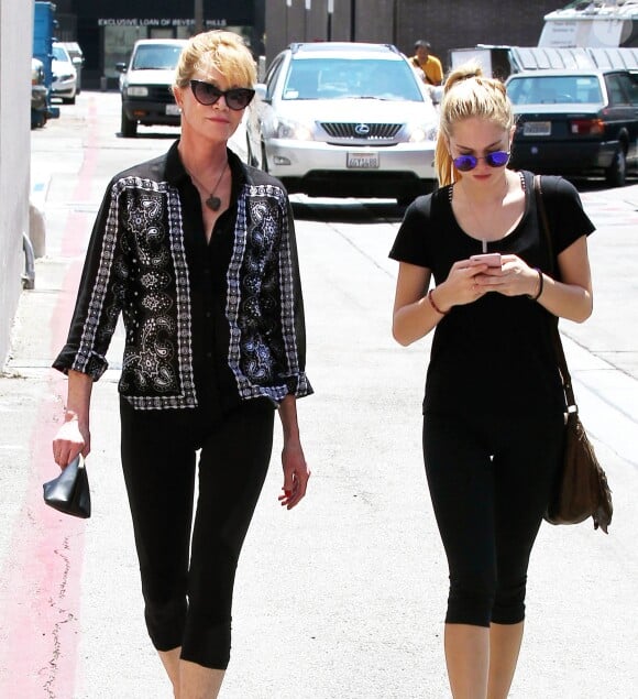 Melanie Griffith se promène avec sa fille Stella à Beverly Hills, le 10 août 2015.