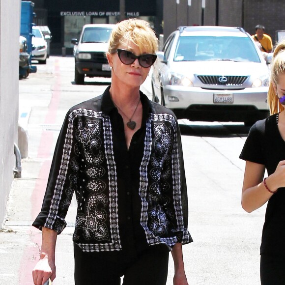 Melanie Griffith se promène avec sa fille Stella à Beverly Hills, le 10 août 2015.