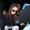 Selena Gomez est assaillie par les fans à son arrivée à l'aéroport LAX de Los Angeles. Le 11 mars 2016