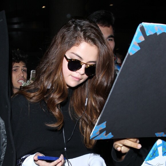 Selena Gomez est assaillie par les fans à son arrivée à l'aéroport LAX de Los Angeles. Le 11 mars 2016