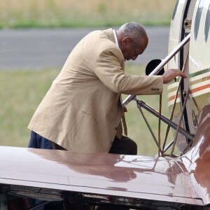 Bill Cosby monte à bord de son jet privé le 7 juillet 2016 à Montgomery en Pennsylvanie.