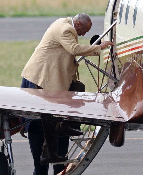 Bill Cosby monte à bord de son jet privé le 7 juillet 2016 à Montgomery en Pennsylvanie.
