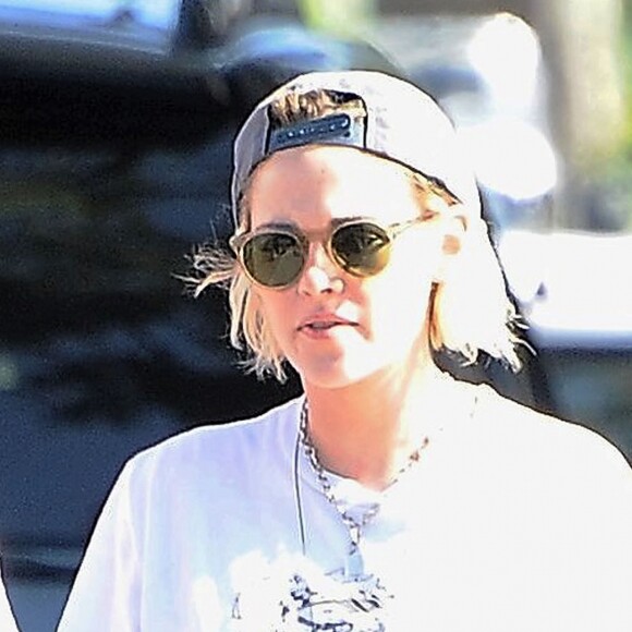 Exclusif - Kristen Stewart se promène avec sa petite amie Alicia Cargile dans les rues de Los Feliz. Avant de monter dans leur voiture, le couple s'embrasse tendrement. Le 20 juillet 2016