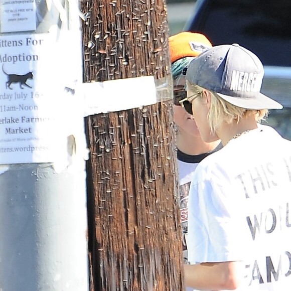 Exclusif - Kristen Stewart se promène avec sa petite amie Alicia Cargile dans les rues de Los Feliz. Avant de monter dans leur voiture, le couple s'embrasse tendrement. Le 20 juillet 2016