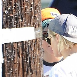 Exclusif - Kristen Stewart se promène avec sa petite amie Alicia Cargile dans les rues de Los Feliz. Avant de monter dans leur voiture, le couple s'embrasse tendrement. Le 20 juillet 2016