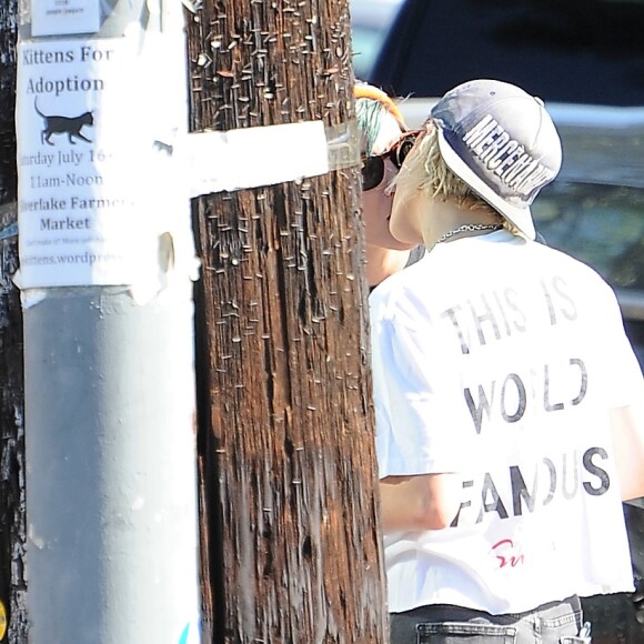 Exclusif - Kristen Stewart se promène avec sa petite amie Alicia Cargile dans les rues de Los Feliz. Avant de monter dans leur voiture, le couple s'embrasse tendrement. Le 20 juillet 2016