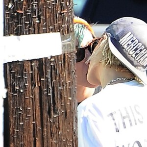 Exclusif - Kristen Stewart embrasse sa petite amie Alicia Cargile dans les rues de Los Feliz le 20 juillet 2016