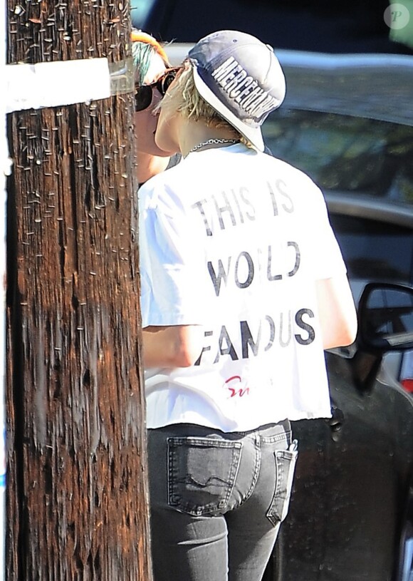 Exclusif - Kristen Stewart embrasse sa petite amie Alicia Cargile dans les rues de Los Feliz le 20 juillet 2016
