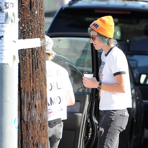 Exclusif - Kristen Stewart se promène avec sa petite amie Alicia Cargile dans les rues de Los Feliz. Avant de monter dans leur voiture, le couple s'embrasse tendrement. Le 20 juillet 2016