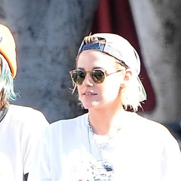 Exclusif - Kristen Stewart se promène avec sa petite amie Alicia Cargile dans les rues de Los Feliz. Avant de monter dans leur voiture, le couple s'embrasse tendrement. Le 20 juillet 2016