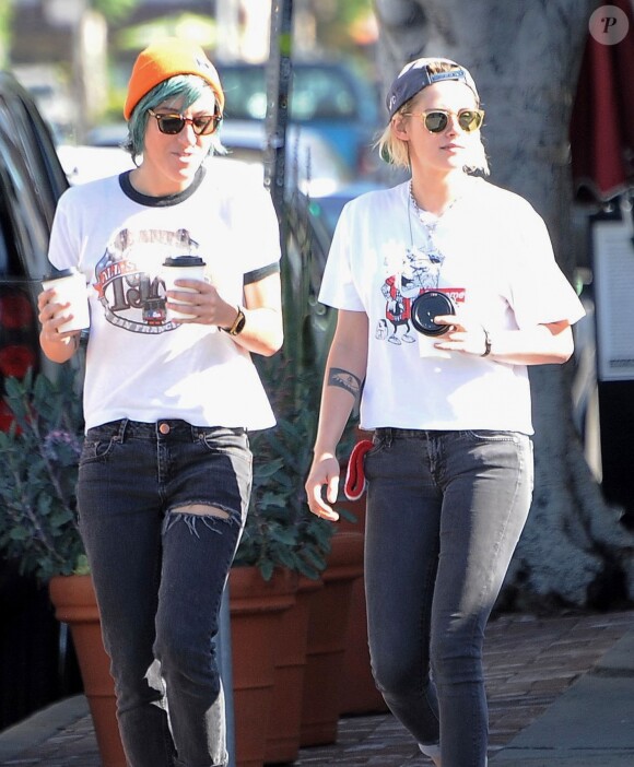 Exclusif - Kristen Stewart se promène avec sa petite amie Alicia Cargile dans les rues de Los Feliz. Le 20 juillet 2016
