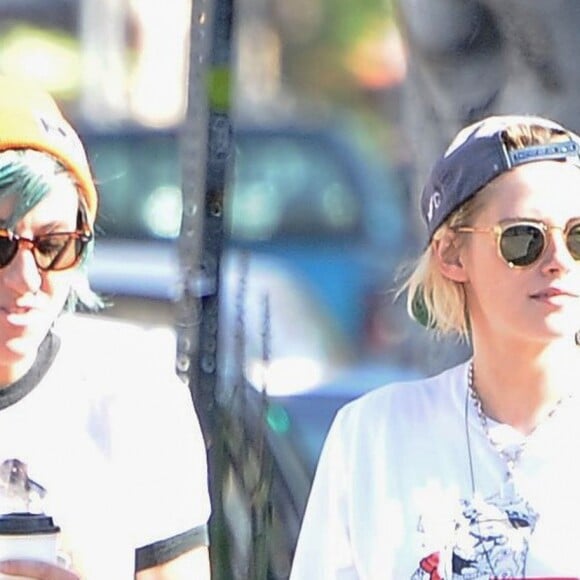 Exclusif - Kristen Stewart se promène avec sa petite amie Alicia Cargile dans les rues de Los Feliz. Avant de monter dans leur voiture, le couple s'embrasse tendrement. Le 20 juillet 2016