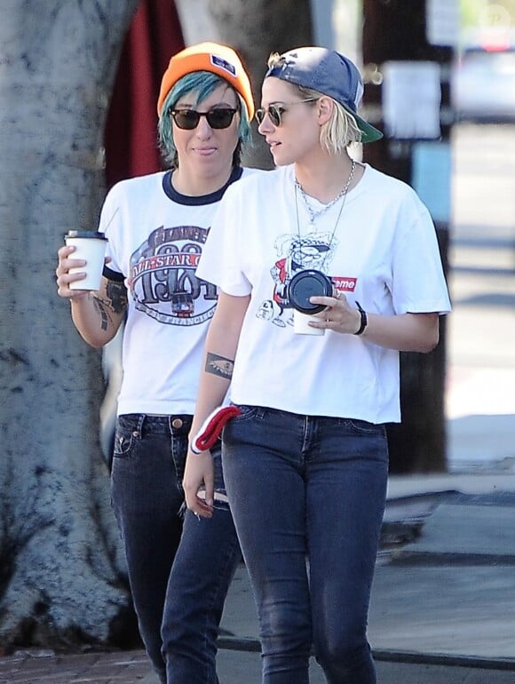 Exclusif - Kristen Stewart se promène avec sa petite amie Alicia Cargile à Los Angeles, le 20 juillet 2016