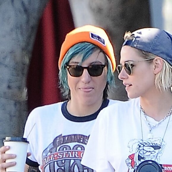 Exclusif - Kristen Stewart se promène avec sa petite amie Alicia Cargile à Los Angeles, le 20 juillet 2016