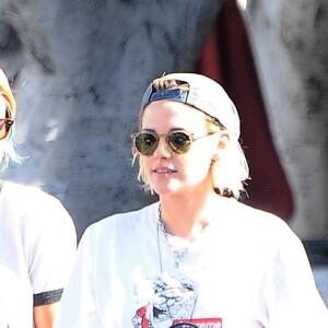 Exclusif - Kristen Stewart se promène avec sa petite amie Alicia Cargile dans les rues de Los Feliz. Avant de monter dans leur voiture, le couple s'embrasse tendrement. Le 20 juillet 2016