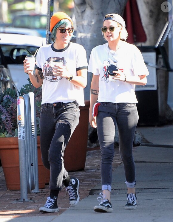 Exclusif - Kristen Stewart se promène avec sa petite amie Alicia Cargile à Los Feliz, Le 20 juillet 2016