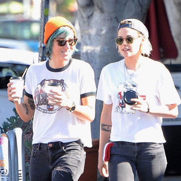 Exclusif - Kristen Stewart se promène avec sa petite amie Alicia Cargile à Los Feliz, Le 20 juillet 2016