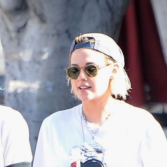 Exclusif - Kristen Stewart se promène avec sa petite amie Alicia Cargile dans les rues de Los Feliz. Avant de monter dans leur voiture, le couple s'embrasse tendrement. Le 20 juillet 2016