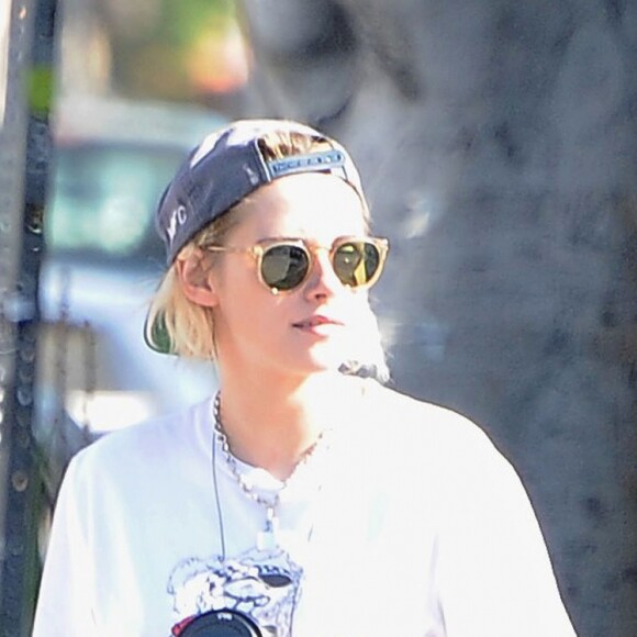 Exclusif - Kristen Stewart se promène avec sa petite amie Alicia Cargile dans les rues de Los Feliz. Avant de monter dans leur voiture, le couple s'embrasse tendrement. Le 20 juillet 2016