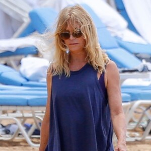 Exclusif - Goldie Hawn (70 ans) se relaxe en maillot de bain sur une plage à Hawaii, le 12 juillet 2016.