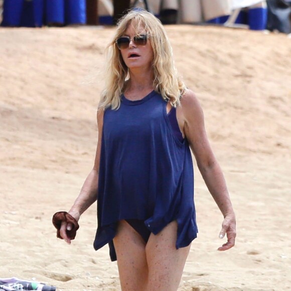 Exclusif - Goldie Hawn (70 ans) se relaxe en maillot de bain sur une plage à Hawaii, le 12 juillet 2016.