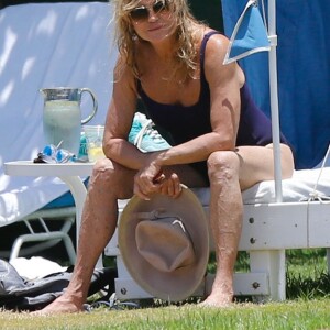 Exclusif - Goldie Hawn (70 ans) se relaxe en maillot de bain sur une plage à Hawaii, le 12 juillet 2016.