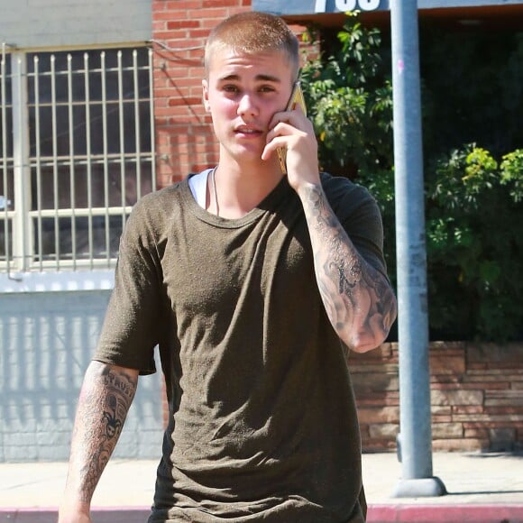 Justin Bieber au téléphone dans les rues de West Hollywood, le 26 juillet 2016.