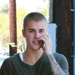 Justin Bieber au téléphone dans les rues de West Hollywood, le 26 juillet 2016.