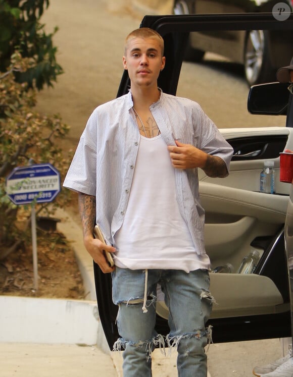 Justin Bieber fait la fête avec des amis à Malibu. Justin organise des fêtes très bruyantes dans son quartier au grand mécontentement de ses voisins.. le 23 juillet 2016