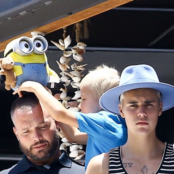 Exclusif - Justin Bieber passe la journée sur son yacht avec son petit frère Jaxon et Alexandra Rodriguez à Miami. Après s'être reposer à l’avant du bateau il passera quelques temps à s’amuser sur son wavejet. Le 5 juillet 2016