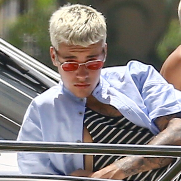 Exclusif - Justin Bieber passe la journée sur son yacht avec son petit frère Jaxon et Alexandra Rodriguez à Miami. Après s'être reposer à l’avant du bateau il passera quelques temps à s’amuser sur son wavejet. Le 5 juillet 2016