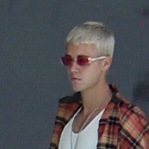 Exclusif - Justin Bieber passe une journée ensoleillée sur un yacht avec Ashley Benson et des amis à Miami. Le chanteur s'amuse avec un wavejet, discute et plaisante avec ses amis. Le 3 juillet 2016