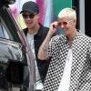 Exclusif -  Justin Bieber passe une journée ensoleillée sur un yacht avec Ashley Benson et des amis à Miami. Le chanteur s'amuse avec un wavejet, discute et plaisante avec ses amis. Le 3 juillet 2016